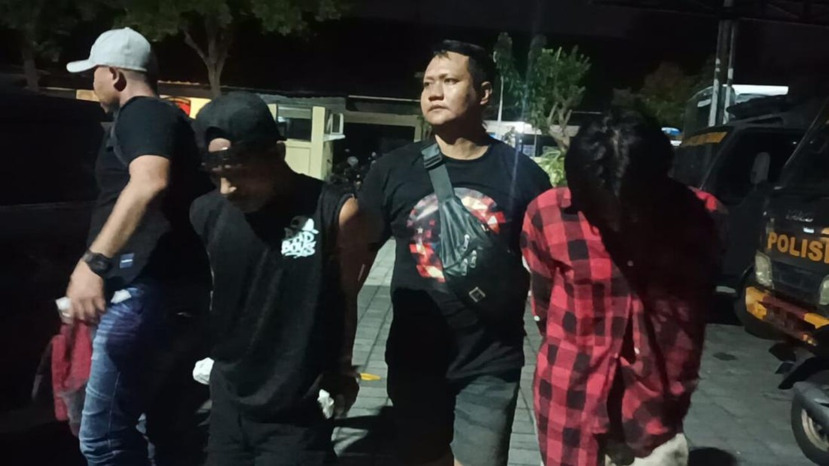 Satresnarkoba Polresta Mataram amankan dua lelaki asal Desa Bug-Bug, Kecamatan Lingsar, Lombok Barat, NTB, Senin (16/2/2026). (Dok Polresta Mataram)