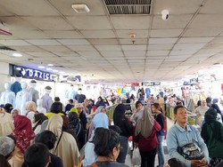 Ramadan Belum Tiba, Warga Sudah Colong Start Beli Baju Lebaran di Tanah Abang