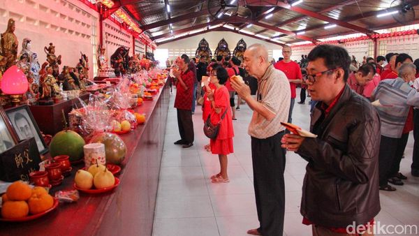 Suasana Sakral Sembahyang Imlek di Kelenteng Tertua Jakarta