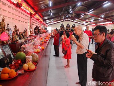 Suasana Sakral Sembahyang Imlek di Kelenteng Tertua Jakarta