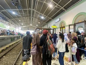 Cerita Rina Rela Berdesakan di Kereta Demi Munggahan Bareng Keluarga