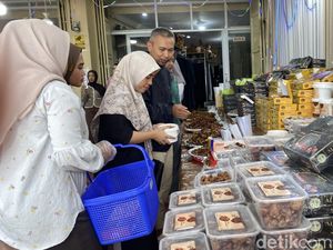 Sukari hingga Ajwa Laris Manis, Toko Kurma di Sukabumi Banjir Pembeli