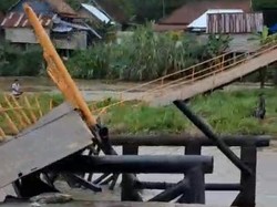 Baru Selesai Dibangun, Jembatan Darurat di Ogan Ilir Ambruk