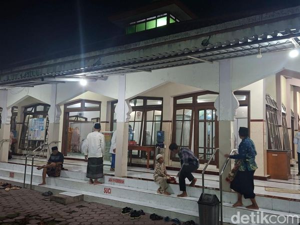 Potret Salat Tarawih Pertama Warga Muhammadiyah di Nganjuk