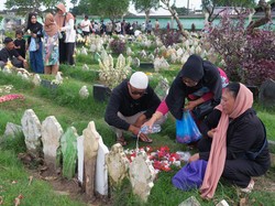 Doa Ziarah Kubur Saat Lebaran, Lengkap Arab, Latin dan Artinya