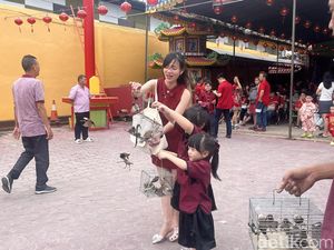 Lepas Burung Pipit Saat Imlek 2577, Buang Sial dan Harapan Baru Mengudara