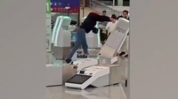 Turis Inggris Ngamuk di Bandara Hong Kong, Mesin Self Check-in Diacak-acak