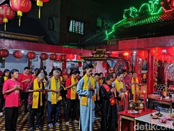 Suasana Khidmat Malam Perayaan Imlek di Kelenteng Hok Tek Bio Ciamis