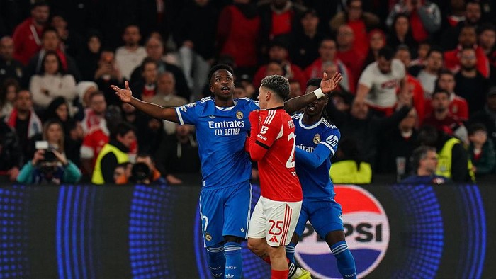 LISBON, PORTUGAL - FEBRUARY 17: Gianluca Prestianni of SL Benfica confronts Vinicius Junior of Real Madrid C.F. after Vinicius goal celebration during the UEFA Champions League 2025/26 League Knockout Play-off First Leg match between SL Benfica and R