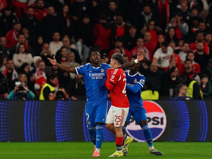 LISBON, PORTUGAL - FEBRUARY 17: Gianluca Prestianni of SL Benfica confronts Vinicius Junior of Real Madrid C.F. after Vinicius goal celebration during the UEFA Champions League 2025/26 League Knockout Play-off First Leg match between SL Benfica and R