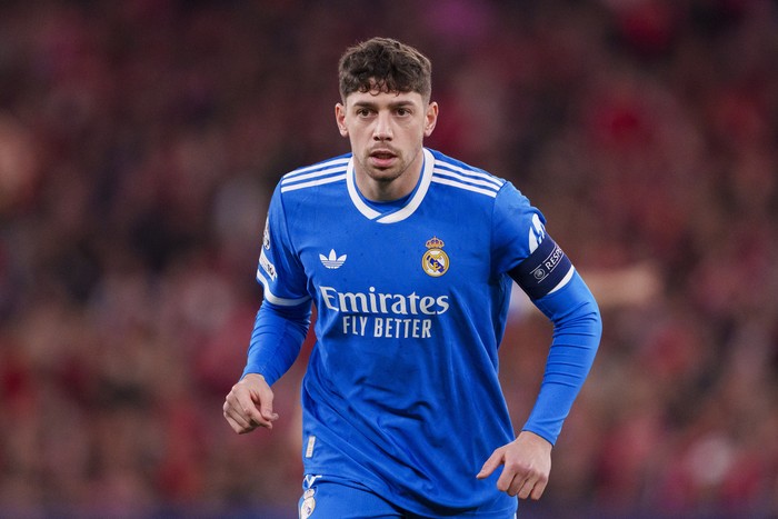 Federico Valverde melakukan pelanggaran keras di tengah kemenangan Real Madrid atas Benfica 1-0. (Photo by Pedro Loureiro/Eurasia Sport Images/Getty Images)