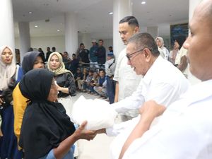 Andre Rosiade Salurkan 5.000 Paket Sembako untuk Warga Sijunjung