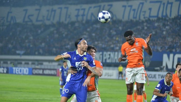 Andrew Jung mencetak gol di laga Persib vs Ratchaburi FC di Stadion GBLA, Rabu (18/2/2026).