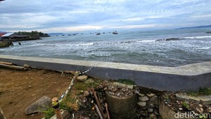 Jabar Hari Ini: Aksi Tak Terduga Pria Bertato di Tepi Laut Sukabumi