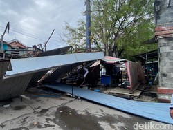Baliho Jumbo di Tanjungmas Semarang Roboh Timpa Becak-Angkringan