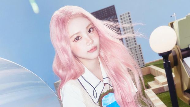 Carmen Hearts2Hearts tampil dengan rambut warna pink untuk comeback.