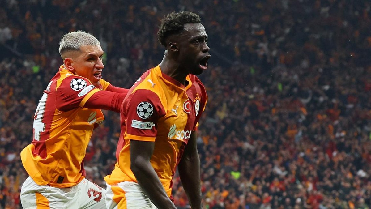 Davinson Sanchez bikin gol ketiga Galatasaray ke gawang Juventus. (REUTERS/Murad Sezer)