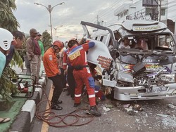 Sopir Elf Terjepit Kabin Usai Tabrak Bus Sugeng Rahayu di Kartasura Sukoharjo
