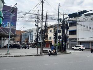 Keluhkan Kabel Listrik Semrawut di Jalan Irian Barat, Warga: Nggak Rapi
