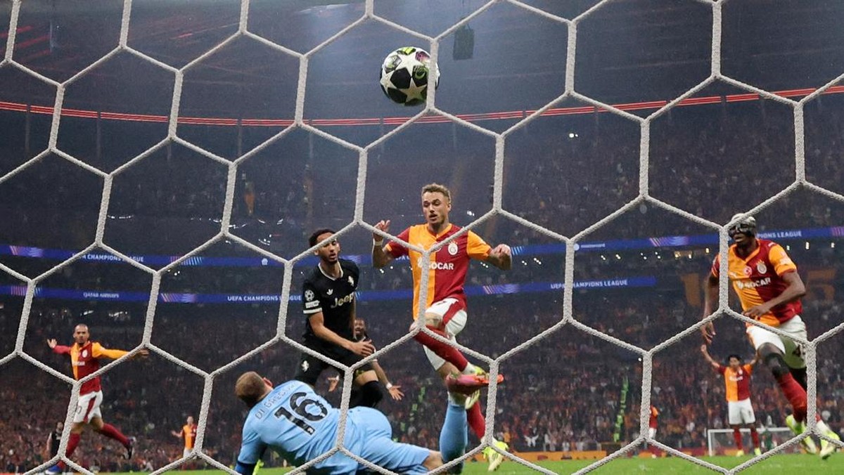 Pertahanan Juventus rapuh betul saat dibantai Galatasaray. (REUTERS/Murad Sezer)