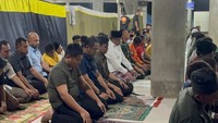 Gubsu Bobby Salat Tarawih Perdana Bersama Korban Banjir-Longsor di Tapteng