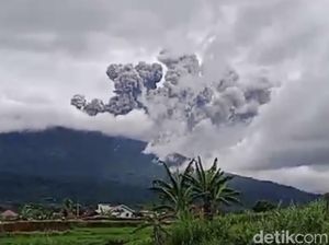 Gunung Marapi Erupsi 31 Detik, Warga Diminta Waspada Hujan Abu