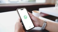 Ilustrasi aplikasi WhatsApp di layar smartphone.