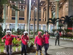 Video: Asap Mengepul di Masjid Istiqlal Saat Salat Tarawih Perdana Digelar