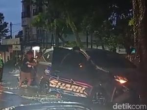 Jalan Asrama Medan Macet Parah Akibat Terendam Banjir