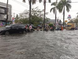 Jalan Kapten Muslim Terendam Banjir, Sejumlah Pengendara Terpaksa Dorong Motor