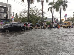 Jalan Kapten Muslim Terendam Banjir, Sejumlah Pengendara Terpaksa Dorong Motor