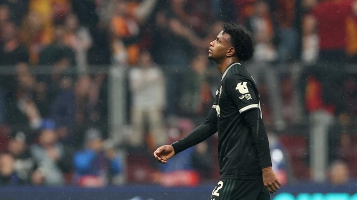 Momen Juan Cabal dikartu merah wasit dalam laga Galatasaray vs Juventus di Rams Park, Istanbul, Turki.