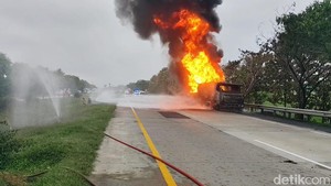 Video: Truk Tiner Terbakar di Tol Cipali, Jalur Arah Jateng Sempat Ditutup!