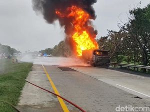 Video: Truk Tiner Terbakar di Tol Cipali, Jalur Arah Jateng Sempat Ditutup!