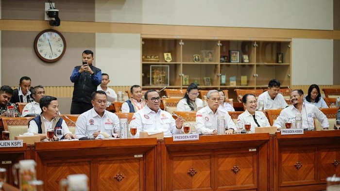 Komisi III DPR rapat dengar pendapat umum dengan KSPSI, KSPI, dan KSBSI, Rabu (18/2/2026). Dalam rapat itu, ketiga konfederasi buruh tersebut menyatakan dukungan terhadap Polri agar tetap berada di bawah lembaga Presiden.