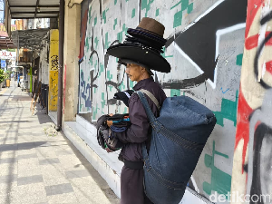 Perjuangan Mulyana, Pikul Topi Cicaheum-Ciwidey demi Keluarga