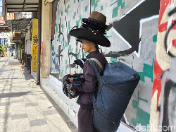 Perjuangan Mulyana, Pikul Topi Cicaheum-Ciwidey demi Keluarga