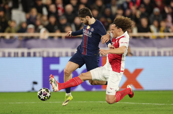 Soccer Football - UEFA Champions League - Play Off - First Leg - AS Monaco v Paris St Germain - Stade Louis II, Monaco - February 17, 2026 Paris St Germain's Khvicha Kvaratskhelia in action with AS Monaco's Wout Faes REUTERS/Alexandre Dimou