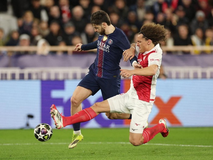 Soccer Football - UEFA Champions League - Play Off - First Leg - AS Monaco v Paris St Germain - Stade Louis II, Monaco - February 17, 2026 Paris St Germain's Khvicha Kvaratskhelia in action with AS Monaco's Wout Faes REUTERS/Alexandre Dimou