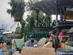 H-1 Puasa, Warga Samarinda Padati Kuburan Muslimin untuk Ziarah