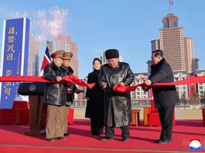 Kim Jong Un dan Putrinya Resmikan Perumahan Keluarga Tentara