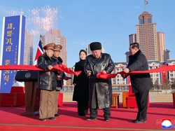 Kim Jong Un dan Putrinya Resmikan Perumahan Keluarga Tentara