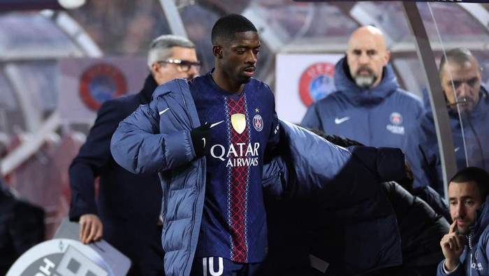 Ousmane Dembele saat ditarik keluar di laga melawan AS Monaco.