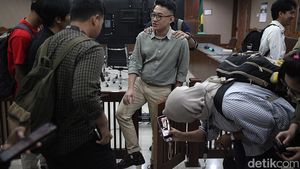 Pakai Gelang GPS, Delpedro Dkk Jalani Sidang Sebagai Tahanan Kota