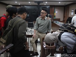 Video Delpedro: Tuntutan 2 Tahun Penjara Tak Buat Kami Gentar dan Takut!