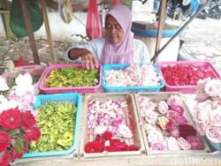 Lebih Setengah Abad, Siti Aisyah Menjaga Tradisi Nyekar Jelang Ramadan