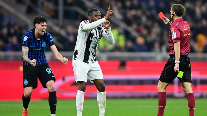 Pierre Kalulu (Juventus) dikartu merah wasit di laga akhir pekan lalu. Alessandro Bastoni (Inter Milan) merayakan insiden itu.