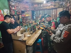 Polisi Razia Penjual Miras Berkedok Warung Jamu di Bogor, Puluhan Botol Disita