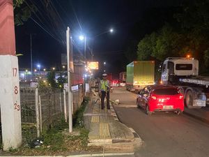 Pemotor Wanita di Palembang Tewas Usai Tertabrak Truk