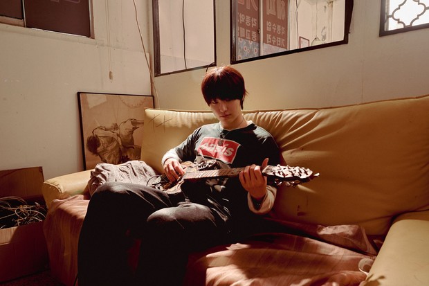 Potret WOODZ di film pendek Slide Strum Mute/ Foto: x.com/at9film WOODZ akan memerankan karakter Woo Jin yaitu penyanyi yang menerima gitar rusak.